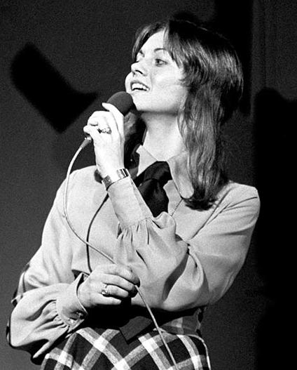 Re: CELEBRITIES IN BLOUSES 10975-re--celebrities-in-blouses.jpg